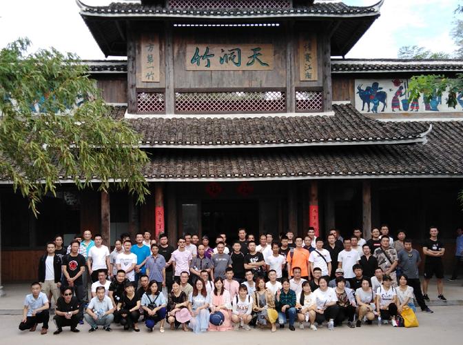 以许可证有效期为准);汽车租赁;文化艺术交流活动组织,策划;研学旅行